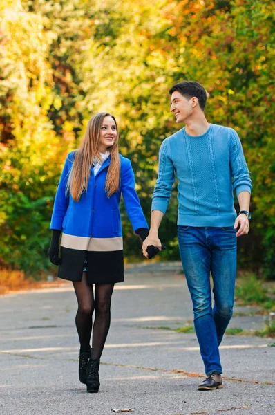 Aşk sonbaharda aşık. yürüyüş