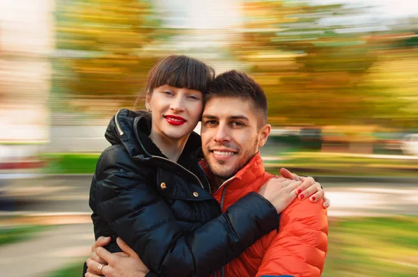 Junges Paar im Herbst — Stockfoto