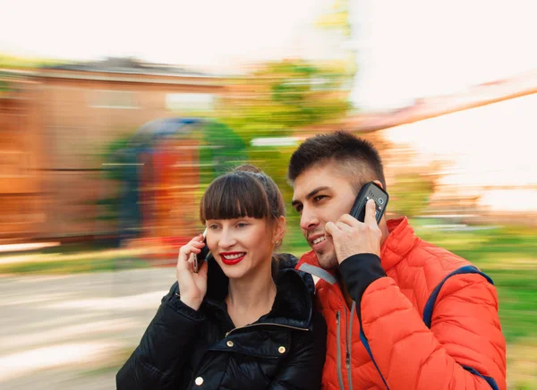 Parlare con il telefono — Foto Stock