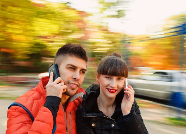 Praten met telefoon — Stockfoto