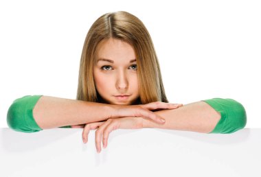 Boş reklam panosu olan genç bir kadın.