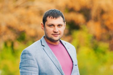sonbahar Park genç adam portresi