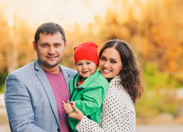 Familie Portret in het park — Stockfoto