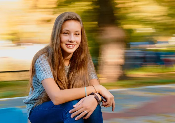 Beautiful teen girl in autumn — Stock Photo, Image