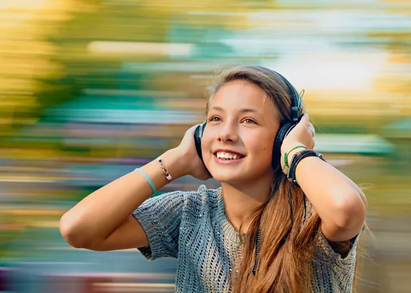 Dospívající dívka s hudební sluchátka — Stock fotografie
