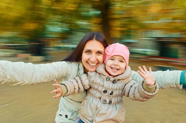 Familie fan In carrousel — Stockfoto