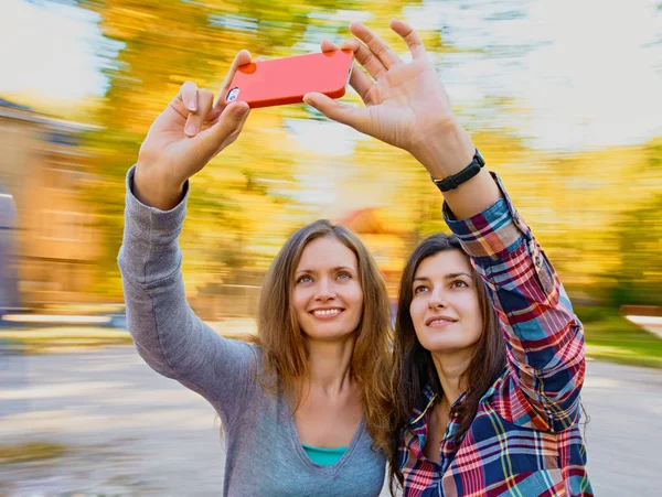 Femmes selfie extérieur — Photo