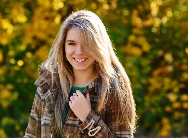 Woman smiling in autumn park — Stock Photo, Image