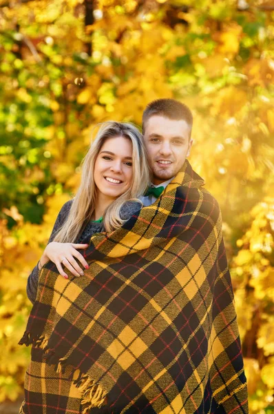 Falla i kärlek hösten. leende par porträtt — Stockfoto