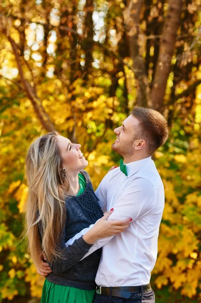 Innamorarsi dell'autunno. coppia felice — Foto Stock
