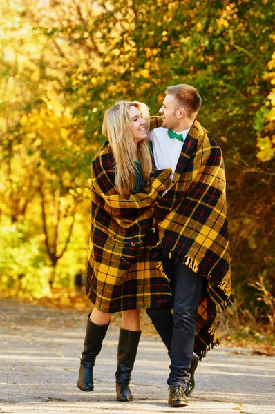 Apaixonando-se outono. casal andando — Fotografia de Stock