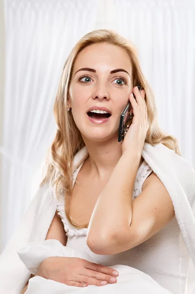 Vrouw praten emotionele op telefoon — Stockfoto