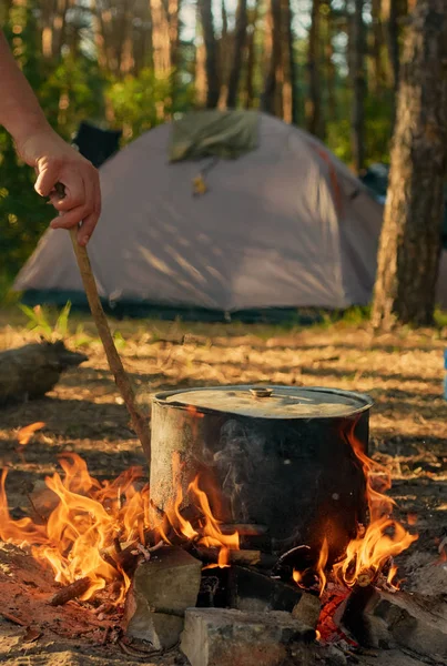 Fogo de acampamento e barraca — Fotografia de Stock