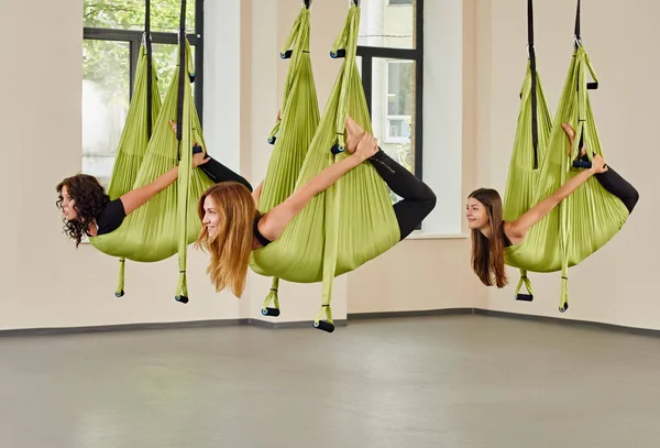 Ejercicio de yoga antigravedad para mujeres — Foto de Stock