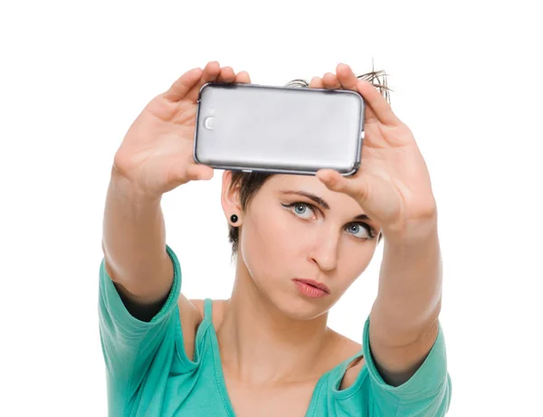 Mulher tomando auto retrato com câmera de telefone — Fotografia de Stock