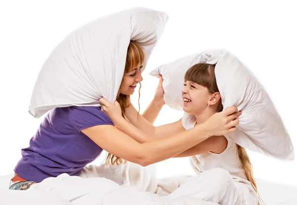 Alegre madre e hija teniendo pelea de almohadas —  Fotos de Stock