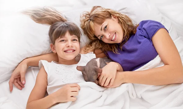 Matka bawi się z córką na łóżku — Zdjęcie stockowe