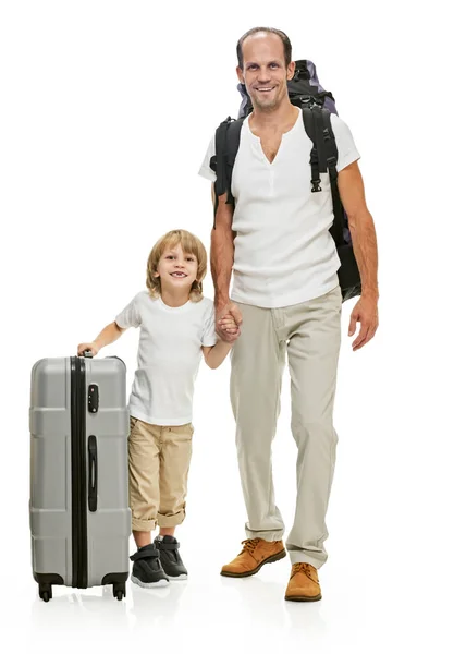Щаслива сім'я батько і син готові подорожувати — стокове фото