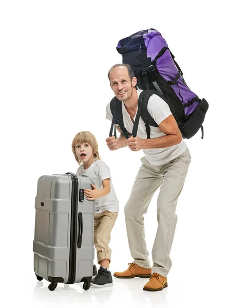 Смішний сімейний батько і син готові до подорожі — стокове фото