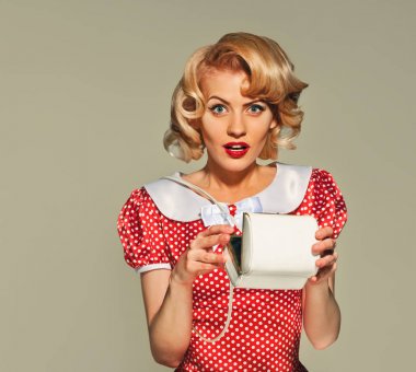 küçük çanta ile sürpriz pin-up kızı