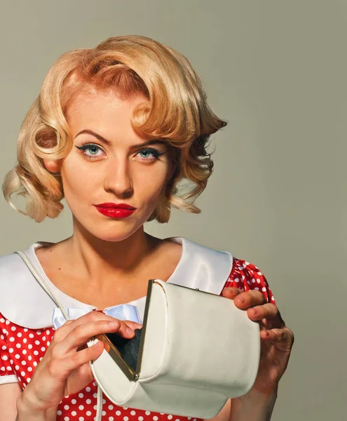 Schönes Pin-up Mädchen mit kleiner Tasche — Stockfoto