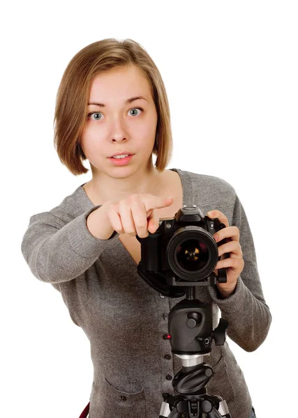 Mulher de beleza segurando uma câmera e apontando — Fotografia de Stock