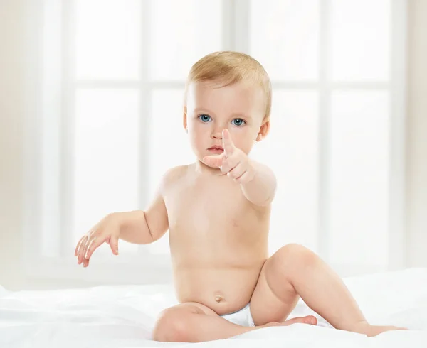 Meisje van de baby poseren — Stockfoto