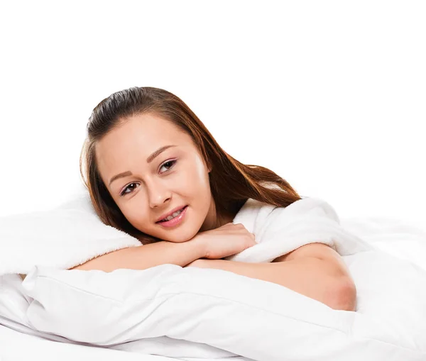 Portret van de lachende vrouw in bed — Stockfoto