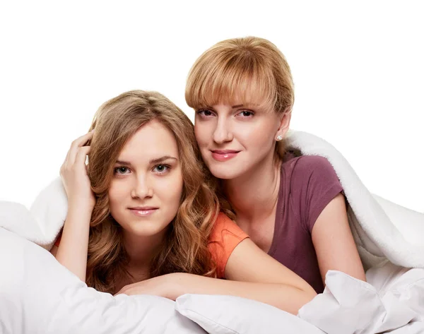 Dos mujeres jóvenes en el dormitorio — Foto de Stock