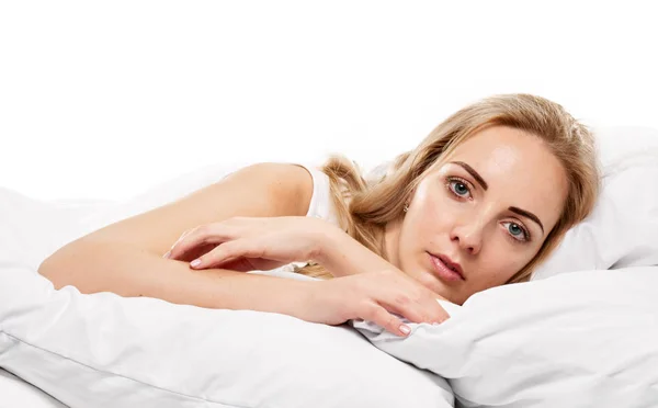 Retrato de mujer sobre almohadas —  Fotos de Stock