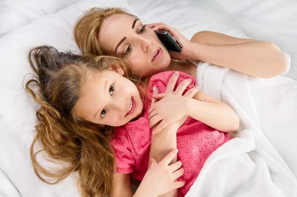 Madre hija freetime en la cama —  Fotos de Stock