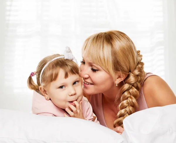 Familia de comunicación. Retrato de madre e hija pequeña —  Fotos de Stock