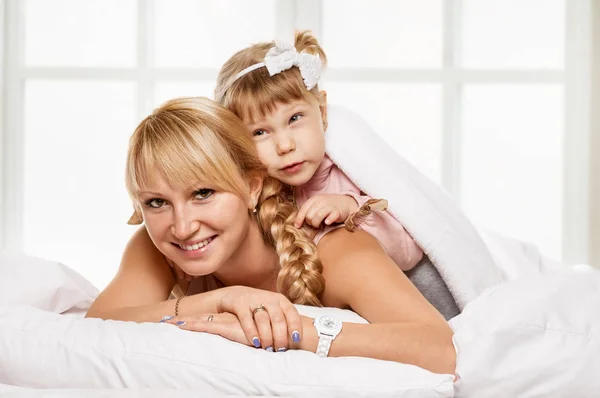 Familia alegre. Retrato de madre e hija pequeña —  Fotos de Stock