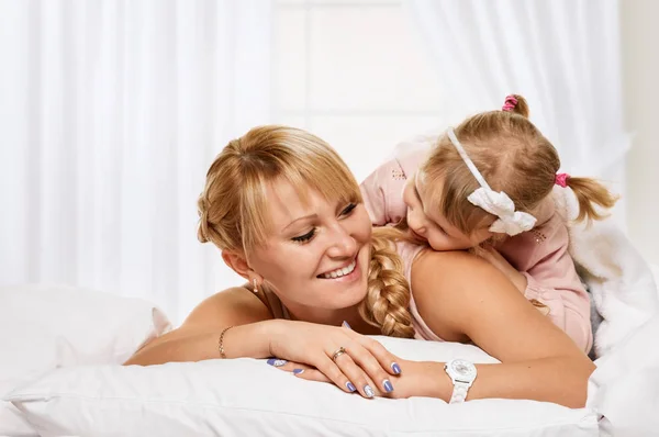 Spela familj. att ha en bra tid mor och lilla dotter — Stockfoto