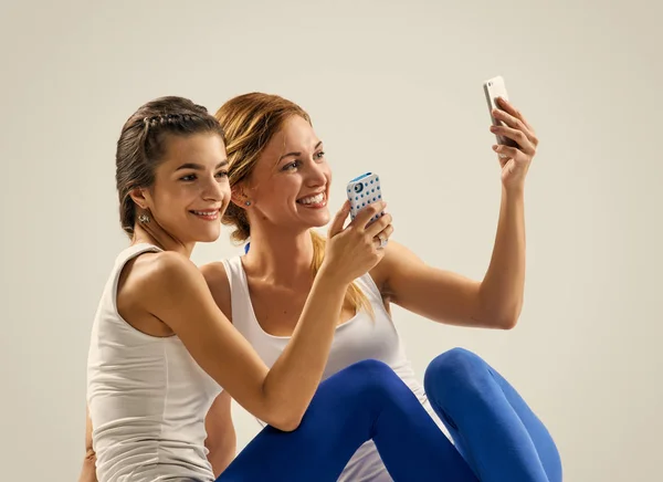 Fitness-Selfie. Yoga zu zweit — Stockfoto