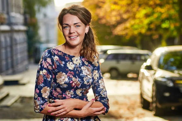 Sonrisa mujer sol ciudad retrato — Foto de Stock