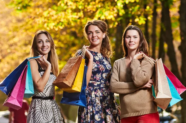 Glada kvinnor med kassar och påsar — Stockfoto