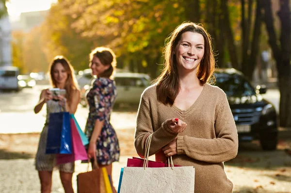 Shopping hübsches Frauenporträt — Stockfoto