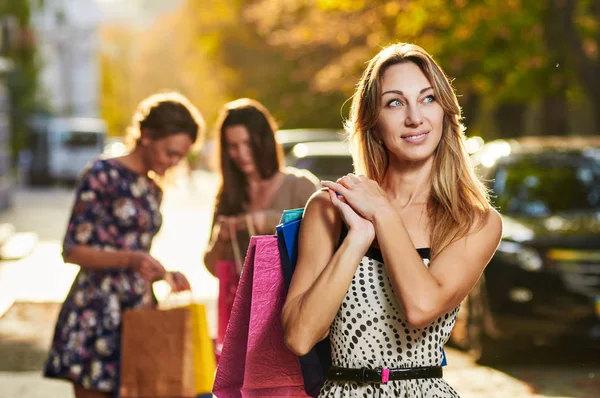 Lachende vrouw portret winkelen — Stockfoto