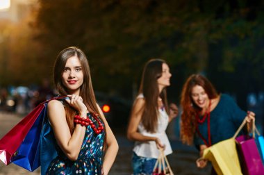 Gülümseyen kadın portre alışveriş