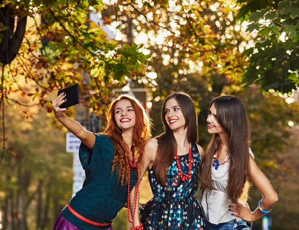 Filles amis faire selfie — Photo