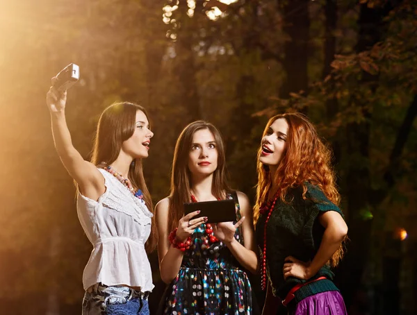 Meninas fazendo selfie — Fotografia de Stock