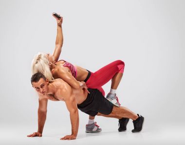 push up ama kadın selfie yapan erkek