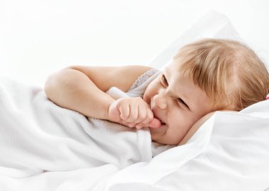 Beyaz yatakta yatan kız