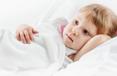 dalgın kız beyaz yatakta yatan