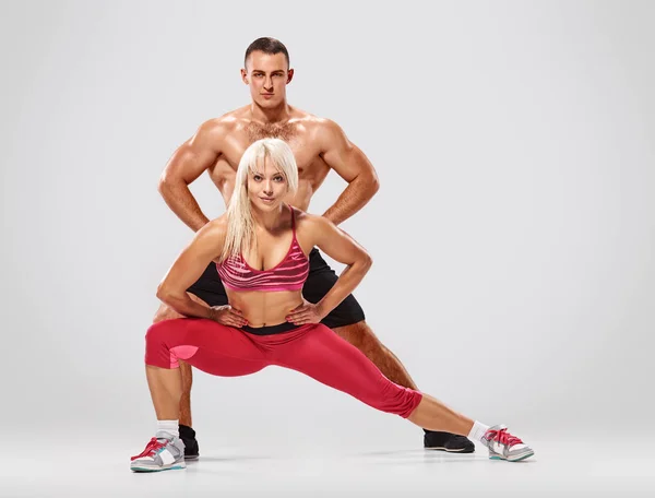 Junges sportliches Paar posiert — Stockfoto