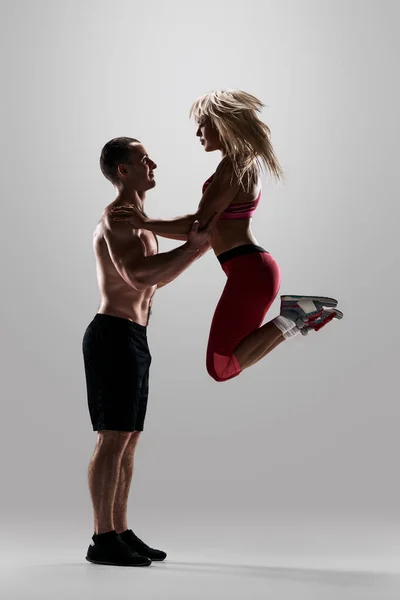 Man supports woman for the jump — Stock Photo, Image