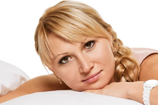 Mujer rubia retrato en almohadas —  Fotos de Stock