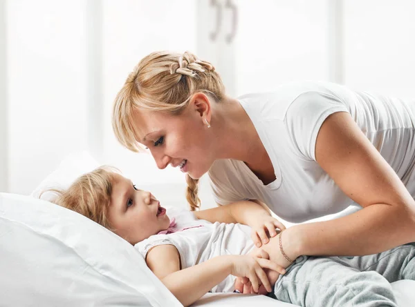 Mutter und Tochter spielen — Stockfoto