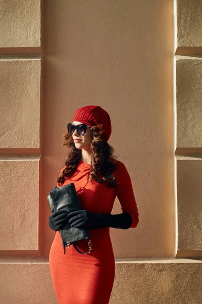 Elegante mujer joven en el sol de la noche —  Fotos de Stock